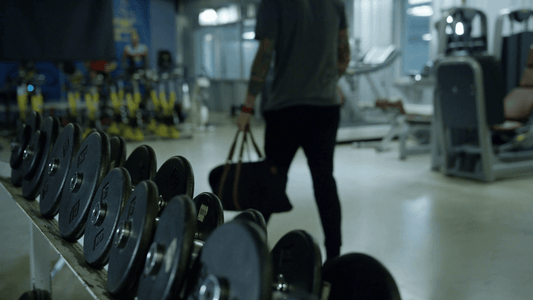 boxer walking into gym with training bag showing boxing gear checklist and essential boxing gear list for boxing training