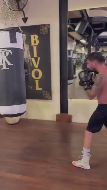 A video of a professional fighter using our Fereli Phantom gloves on the heavy bag.