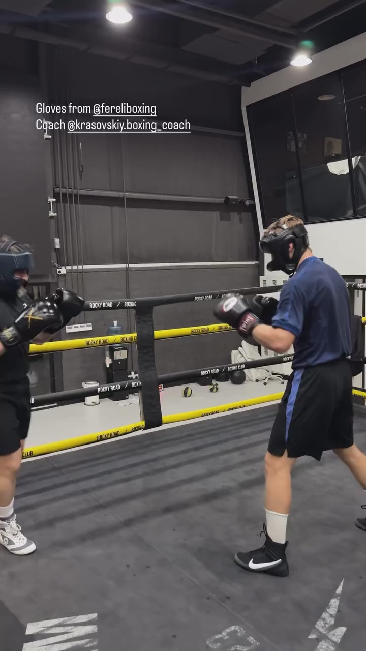 A video of a boxer training in Fereli Shinken boxing gloves.
